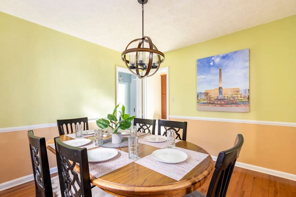 Dining Room (seating for 6-8)
