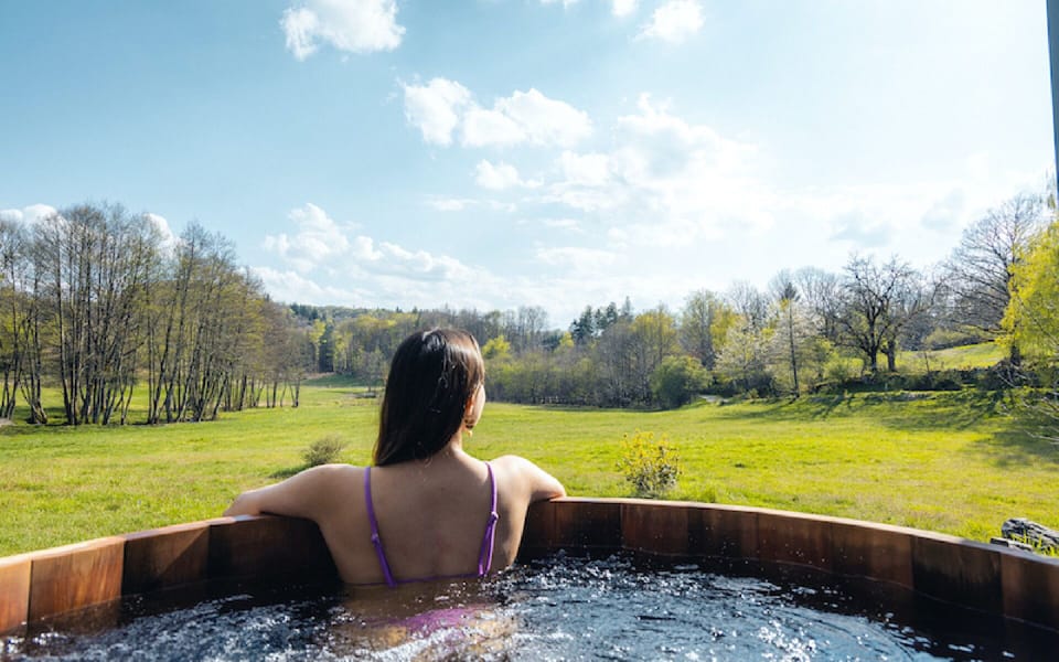 Outdoor spa tub