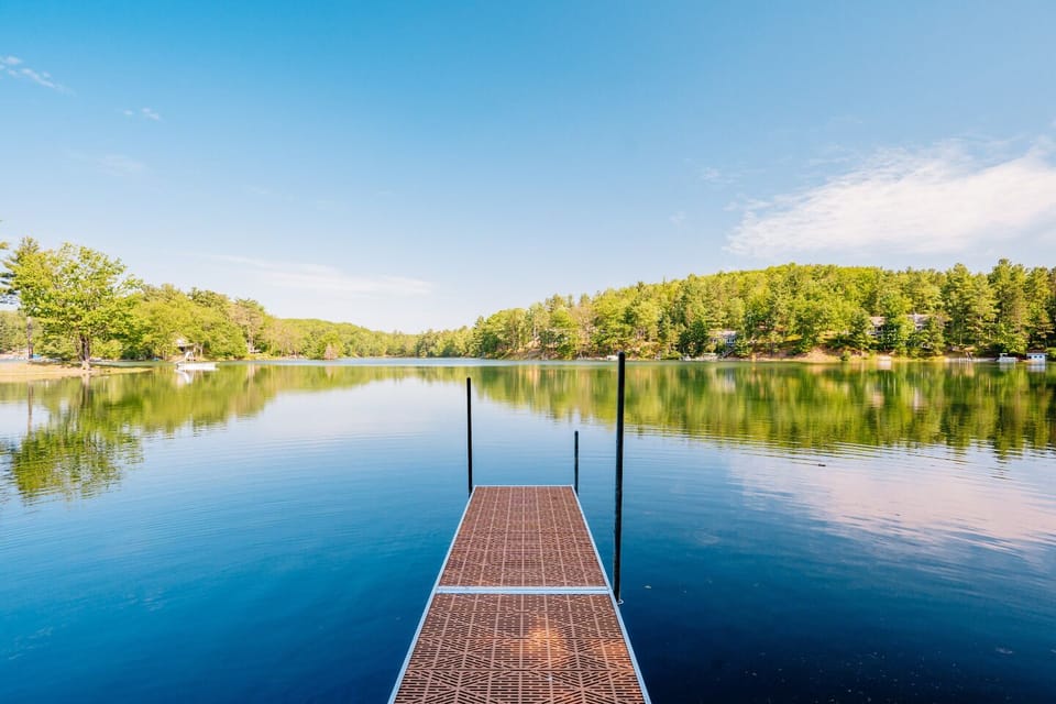 Scenic Dock: Dive into relaxation with this stunning lakeside view and tranquil surroundings!