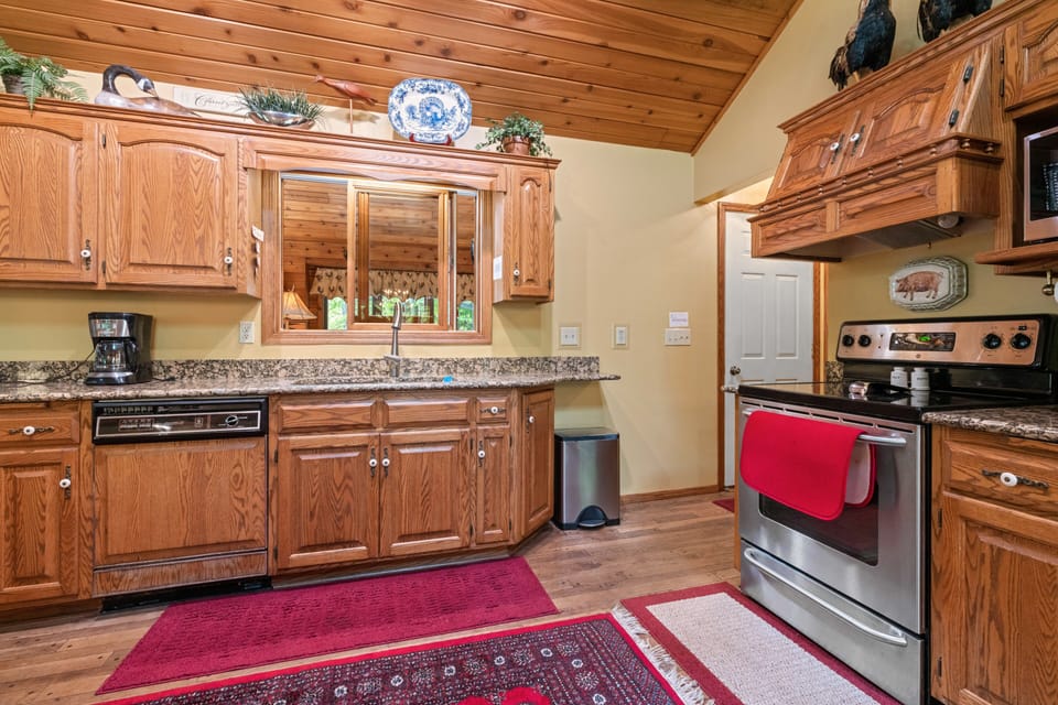 Kitchen includes all major appliances