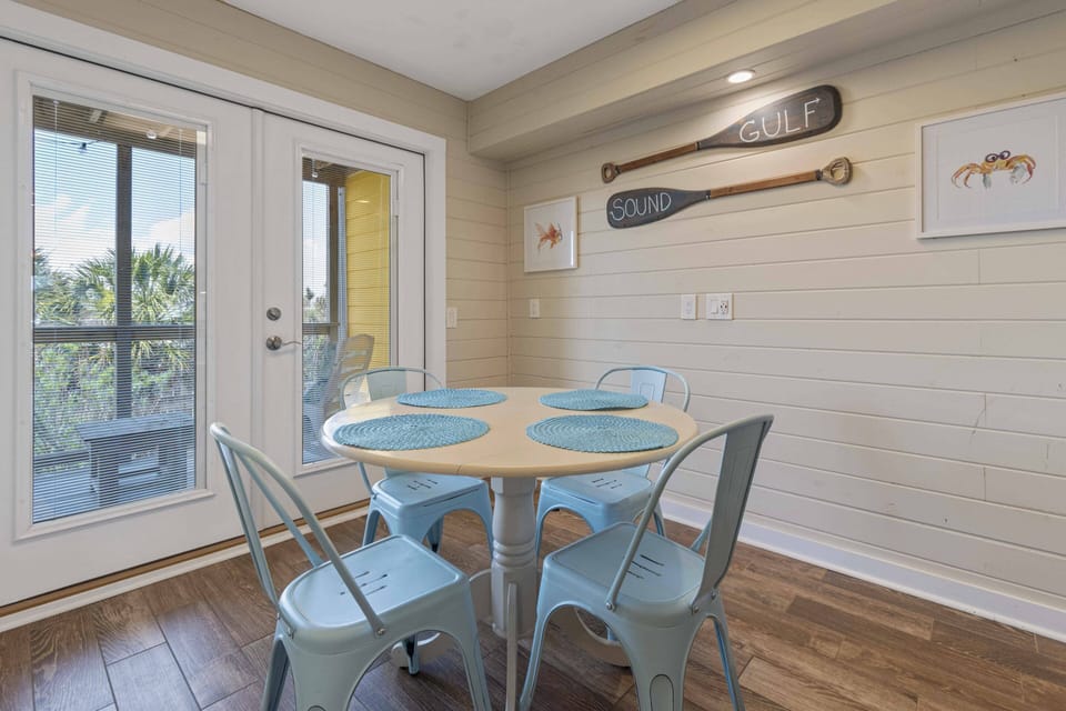 Table for 4 with Sound view