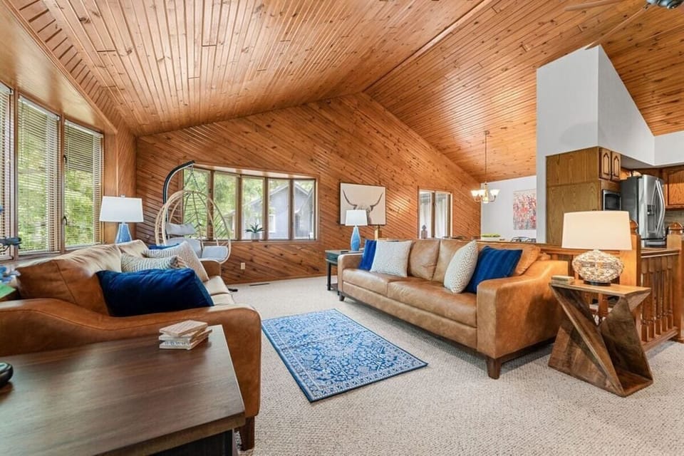 Living room with vaulted ceilings and great view