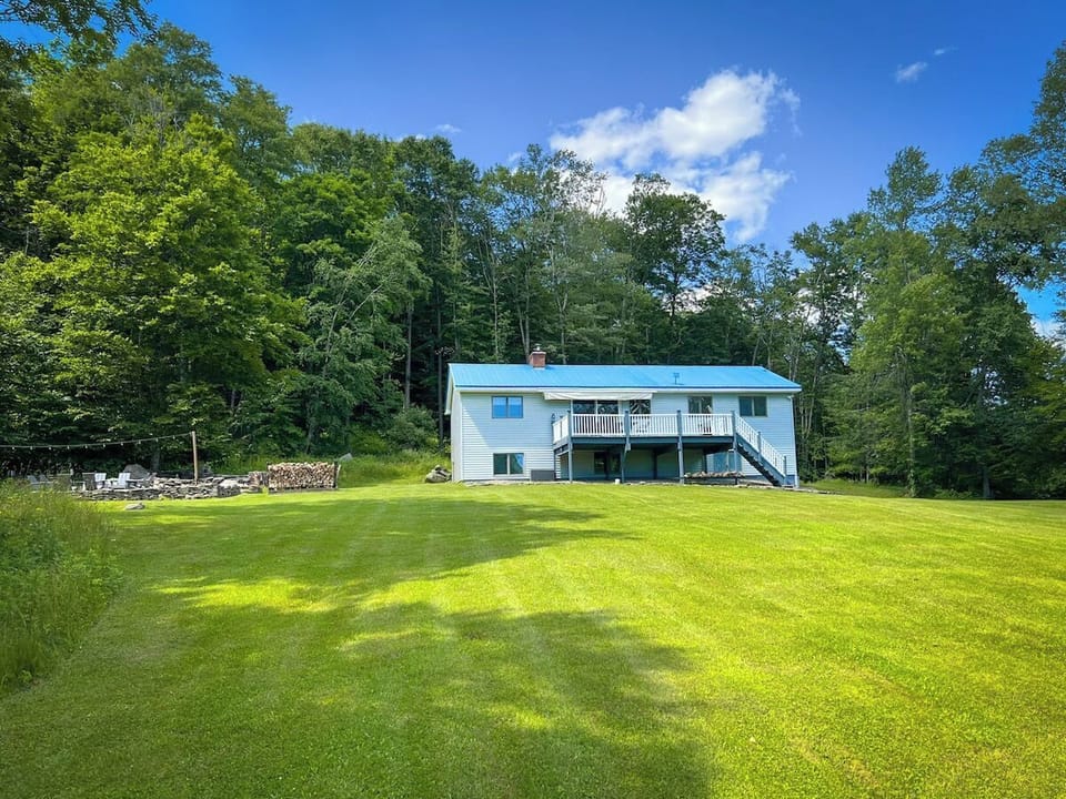 Large lawn for playtime, sunbathing or a picnic.