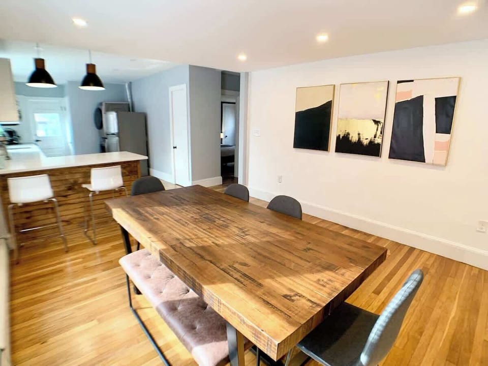 Dining Room: Large table for 6 people, wide area and view of the peninsula. 