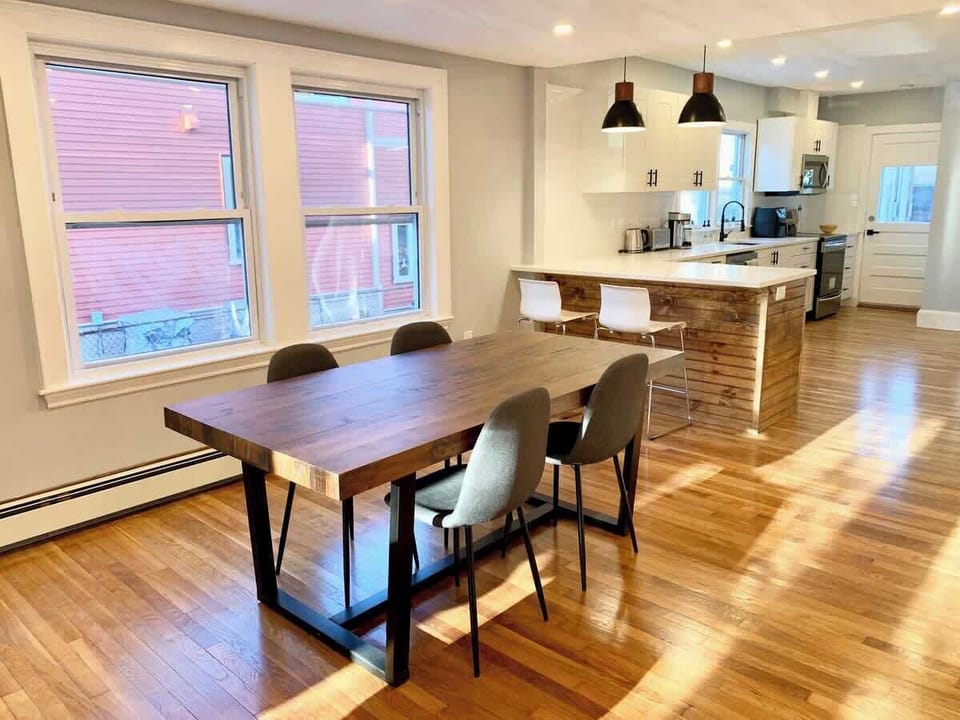 Dining Room: Corner view showing proximity of the kitchen. There is a bench for 2 not shown in this picture. 