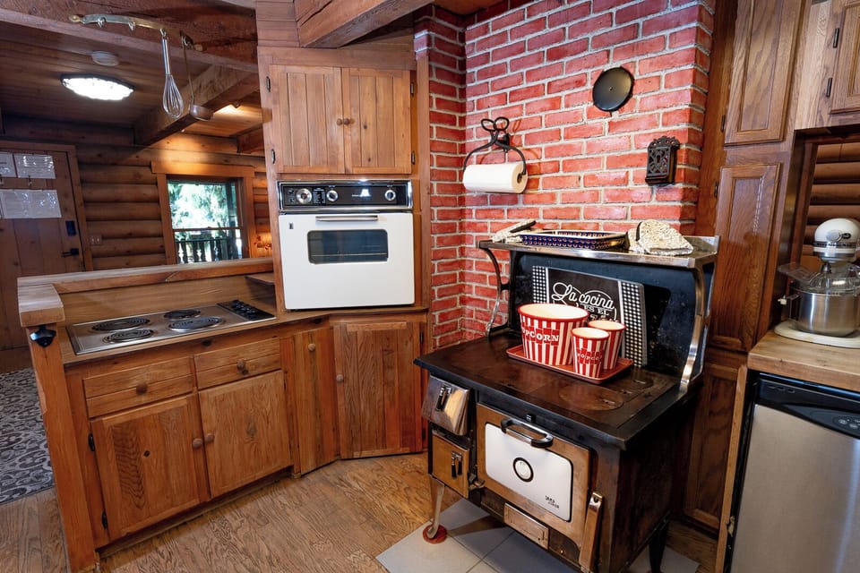 Oven and stovetop at the Forest Lodge near Silverwood Theme Park.
