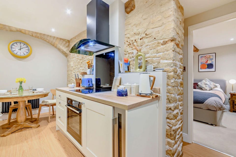 The Old Workshop Kitchen - StayCotswold