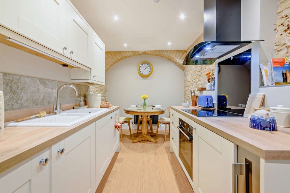 The Old Workshop Kitchen - StayCotswold