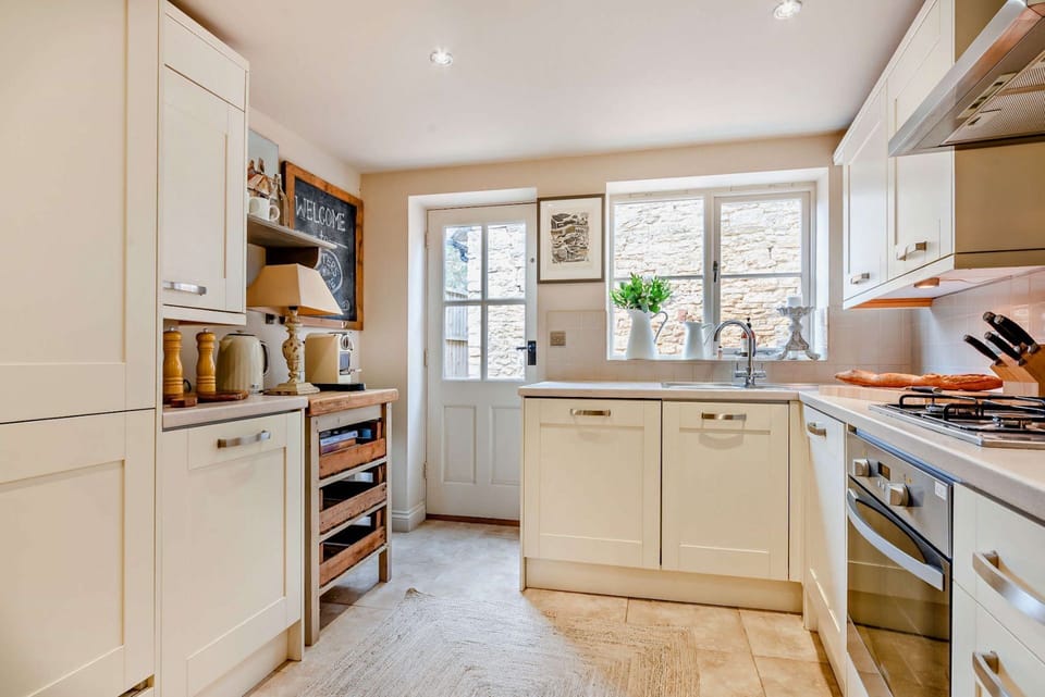 Masters House Kitchen - StayCotswold