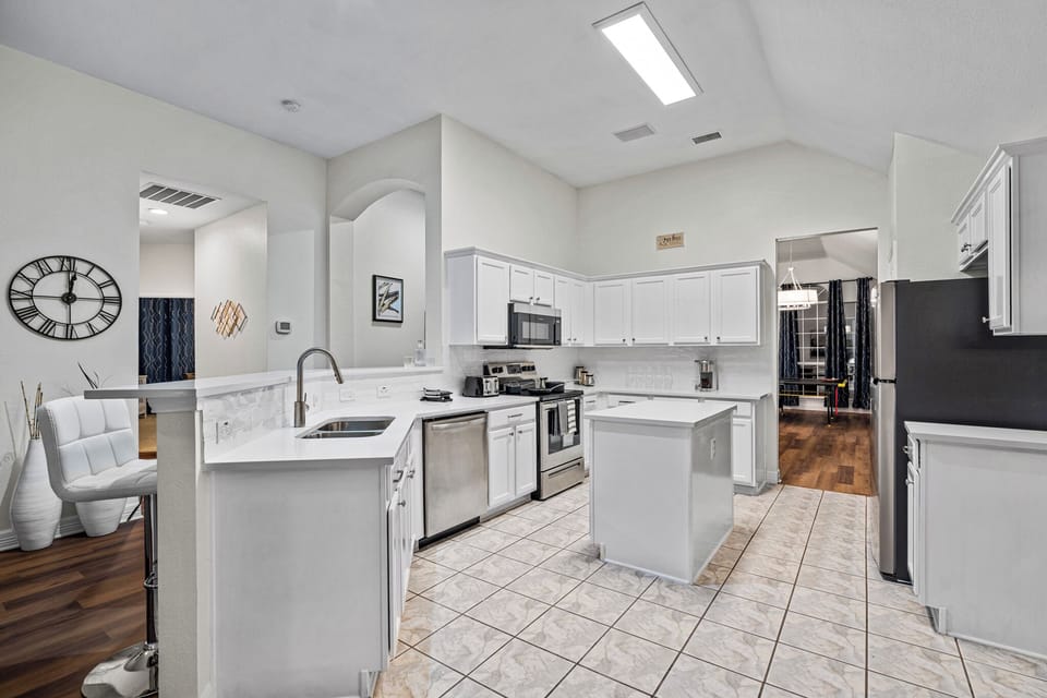 Designed for comfort during extended stays, this fully equipped kitchen helps corporate travelers and families maintain normal routines while staying in Frisco.
