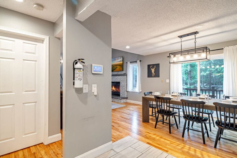 dining area to Bedroom