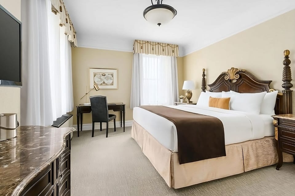 Enjoy the same bright king room view already shown earlier.
