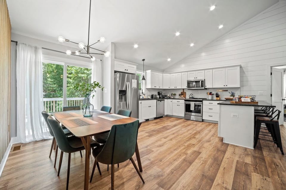 The dining table comfortably seats 6, with additional seating at the kitchen peninsula. 
