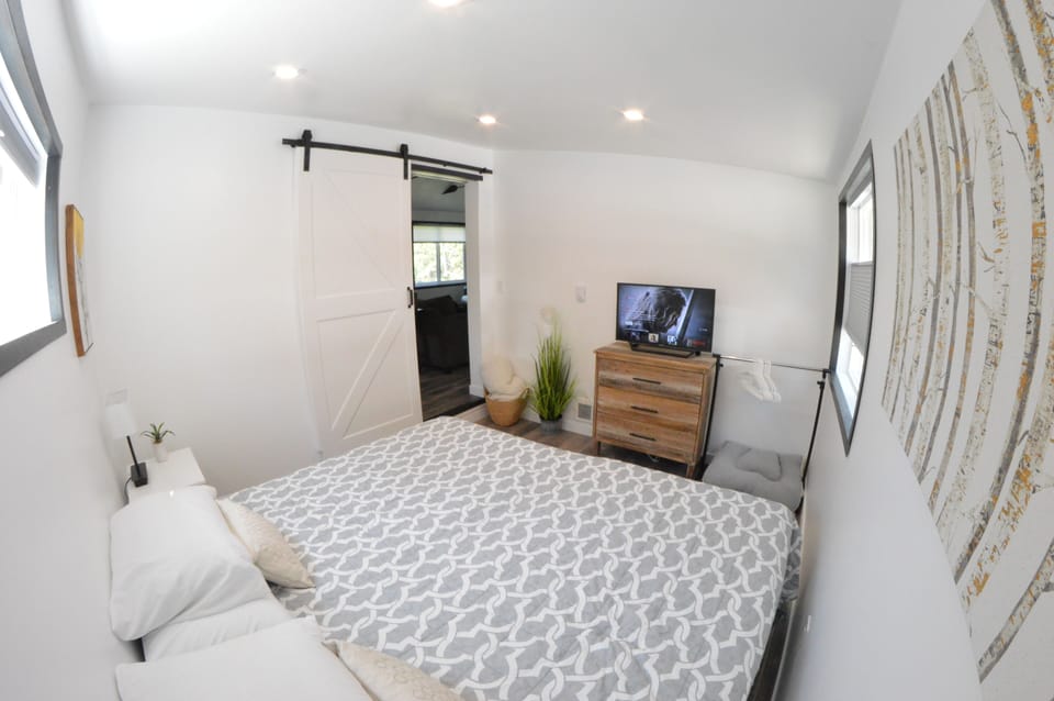 2nd Bedroom - King/Twins pushed together/smart TV