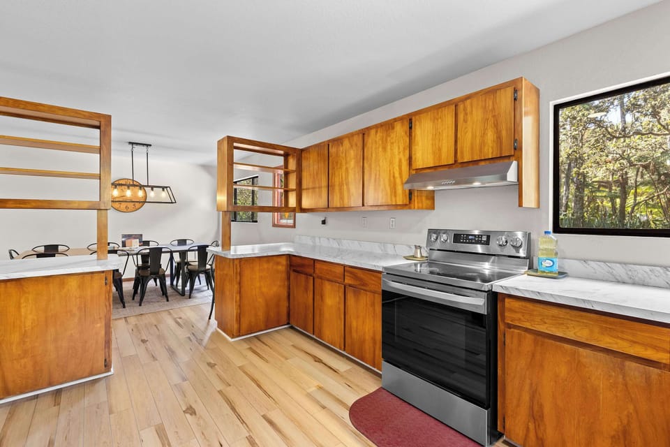 Fully Stocked Kitchen | New Stove and Refrigerator | Coffee Maker | Keurig | Dishwasher | Microwave | Breakfast starter pack included - Pancakes - Oatmeal - Apples - Yogurt | 5 Gallon Drinking Water