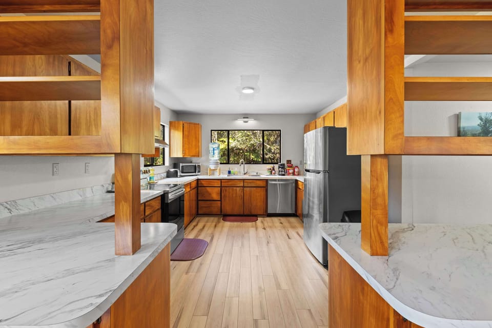Fully Stocked Kitchen | New Stove and Refrigerator | Coffee Maker | Keurig | Dishwasher | Microwave | Breakfast starter pack included - Pancakes - Oatmeal - Apples - Yogurt | 5 Gallon Drinking Water