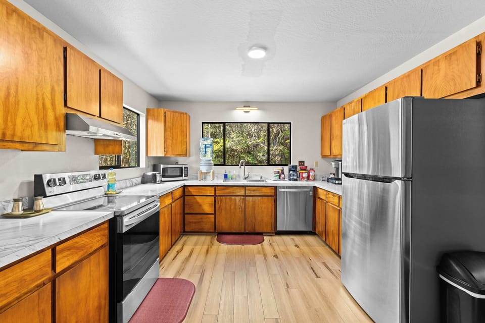 Fully Stocked Kitchen | New Stove and Refrigerator | Coffee Maker | Keurig | Dishwasher | Microwave | Breakfast starter pack included - Pancakes - Oatmeal - Apples - Yogurt | 5 Gallon Drinking Water