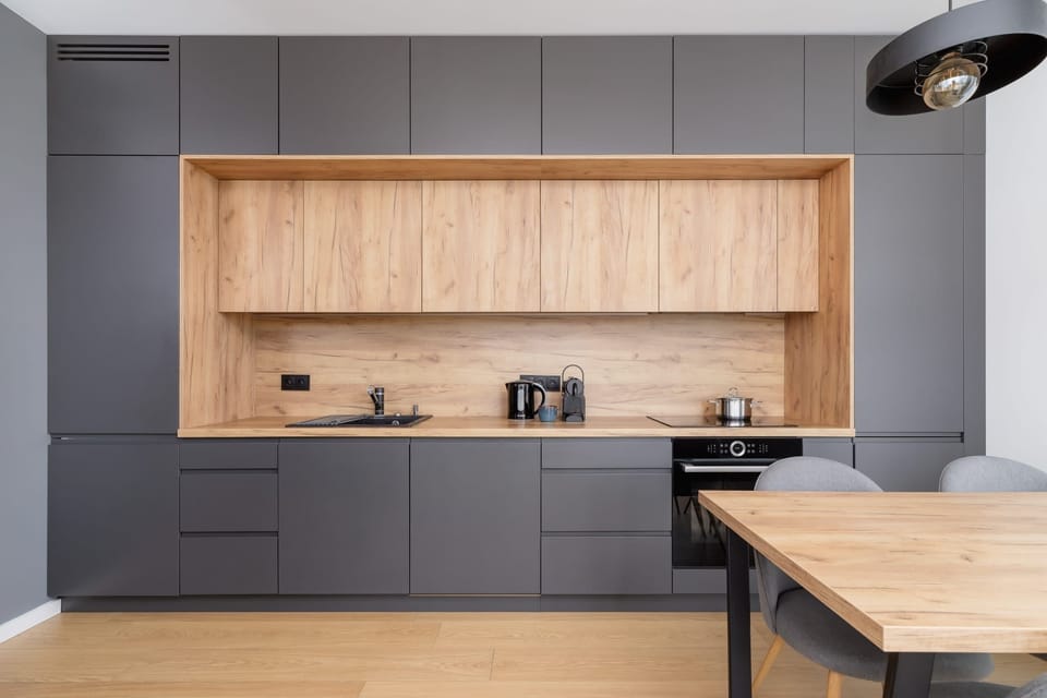 Kitchenette with plenty of kitchen utensils and dishes. 
