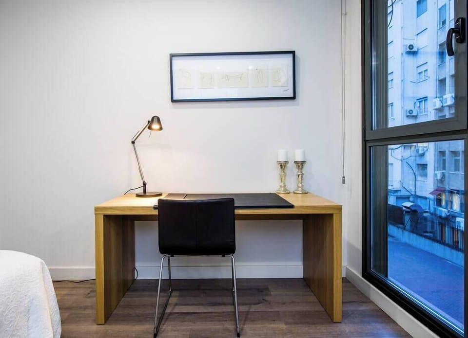 Desk in the single bedroom
