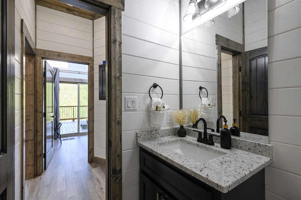 Ensuite bathroom - King Bedroom 3