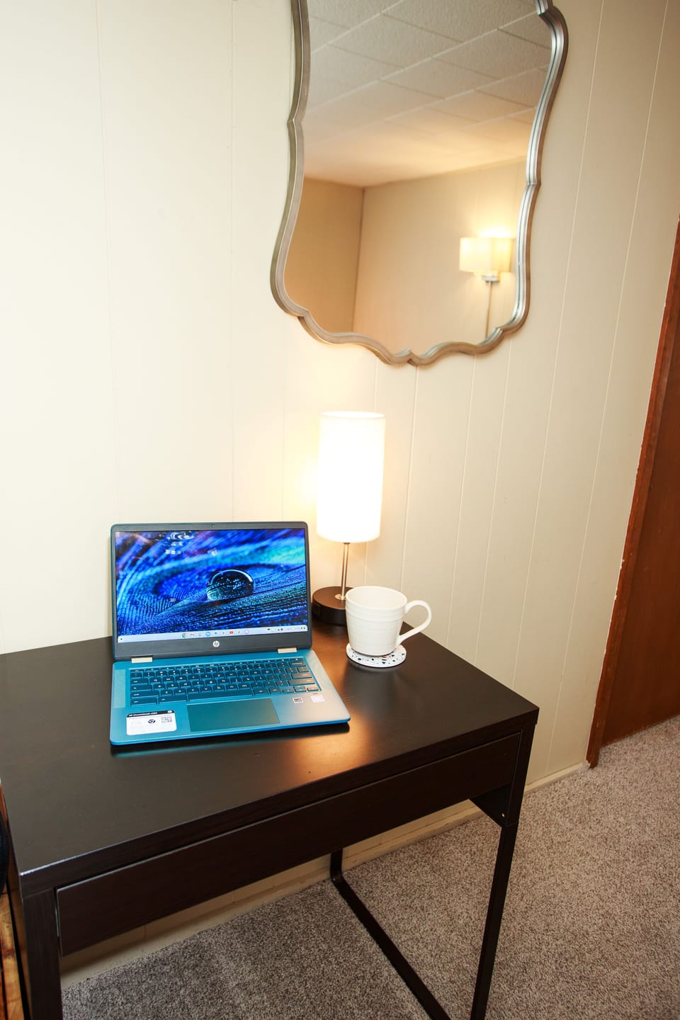 The 2nd bedroom is the home of our second dedicated workspace. Excellent wifi!!