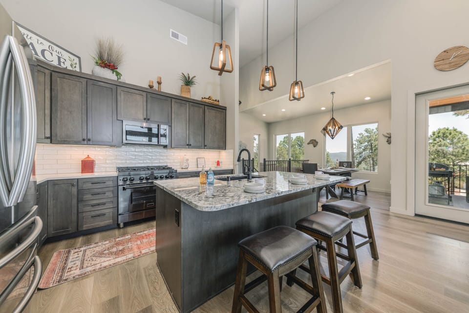 Full Kitchen - Countertop Seating for 3 - Second Floor