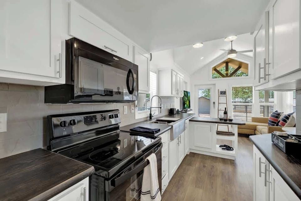 Full kitchen.