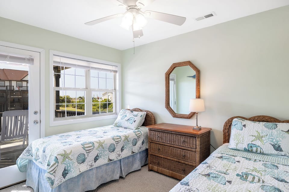 Bedroom w/ Two Twin Beds