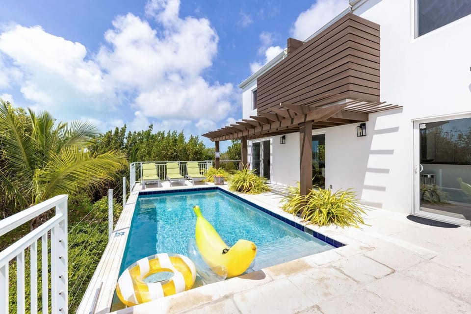 The pool offers sunny and shady areas to enjoy the warm tropical weather and sunshine.