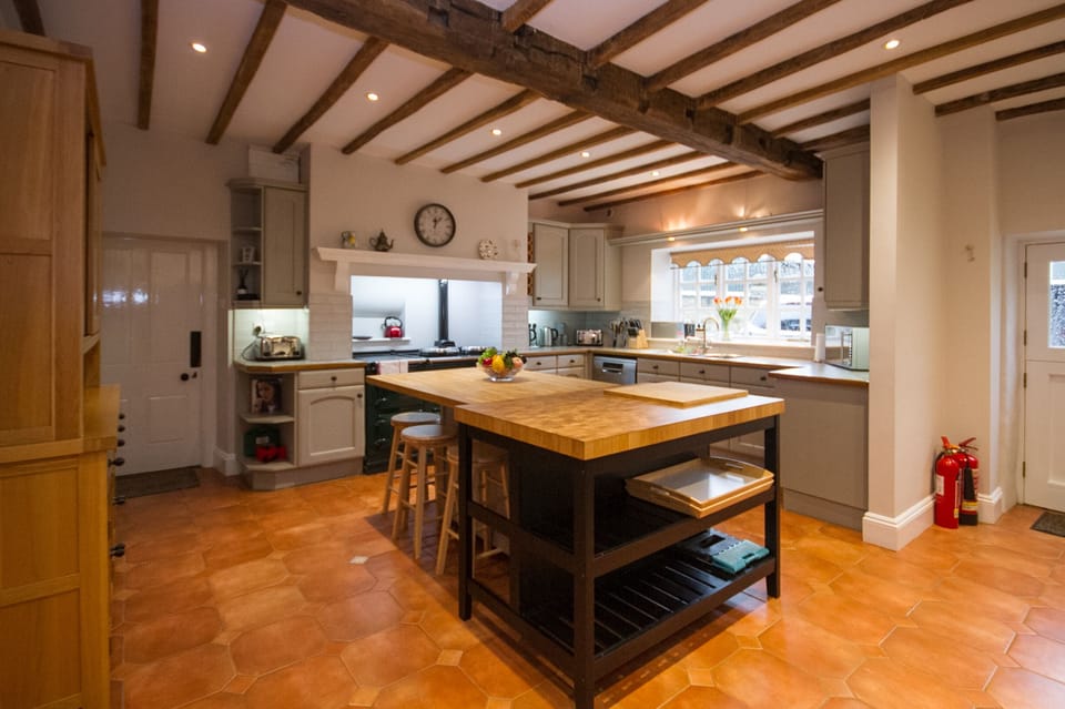 Fully equipped kitchen with oil Aga (October - April) and Double electric oven