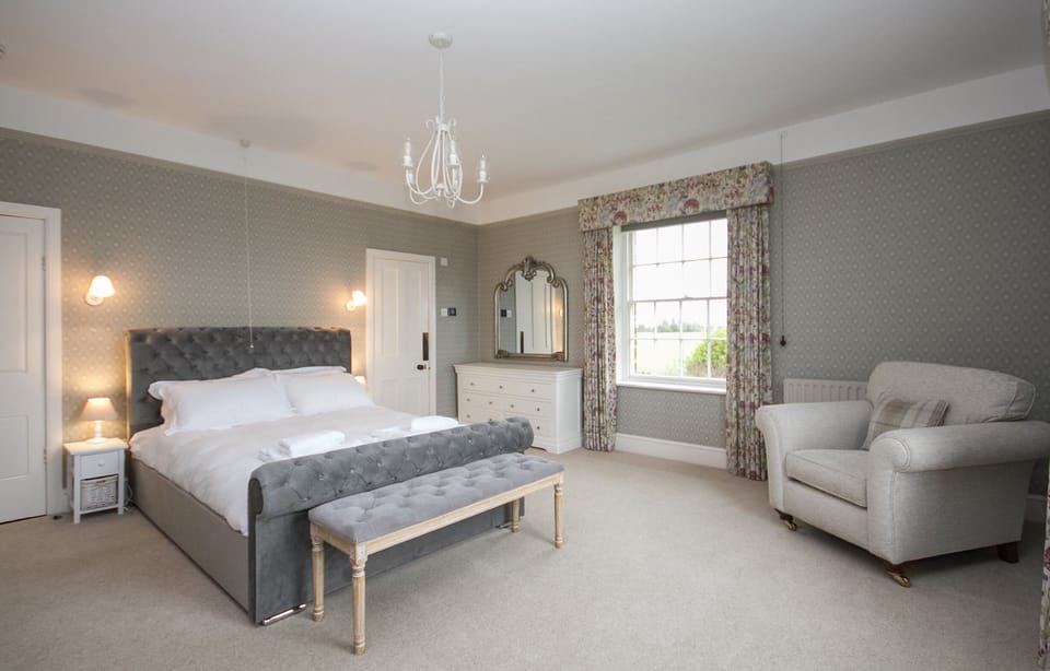 Master bedroom - King size bed with en-quite