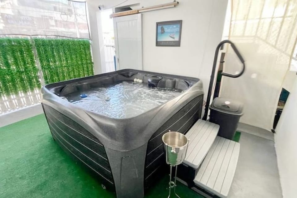 **The jacuzzi is currently not functioning. Our price reflects it.