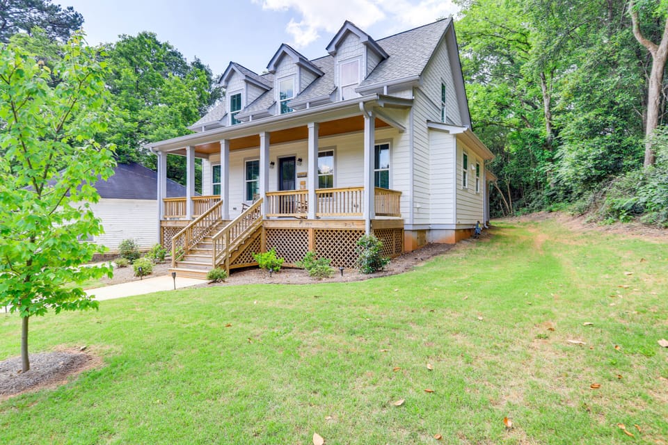Newnan Vacation Rental | 2BR | 2.5BA | 1,825 Sq Ft | Stairs Required