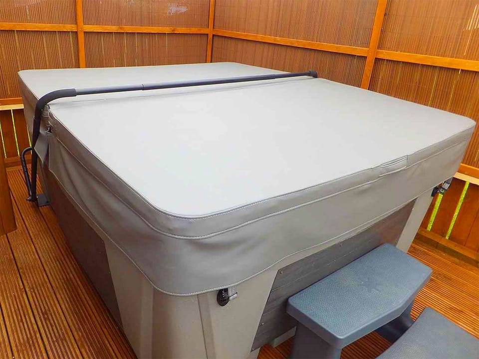 Hot Tub / whirlpool bath (Outdoor)
