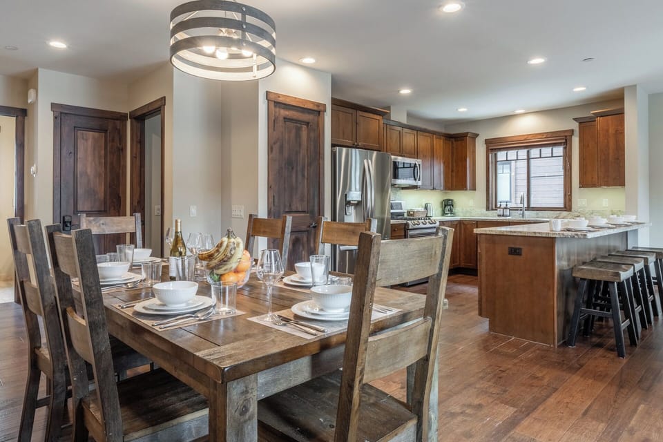 Gather around the table while the kitchen bar invites casual conversation, coffee refills, and après-ski snacks.