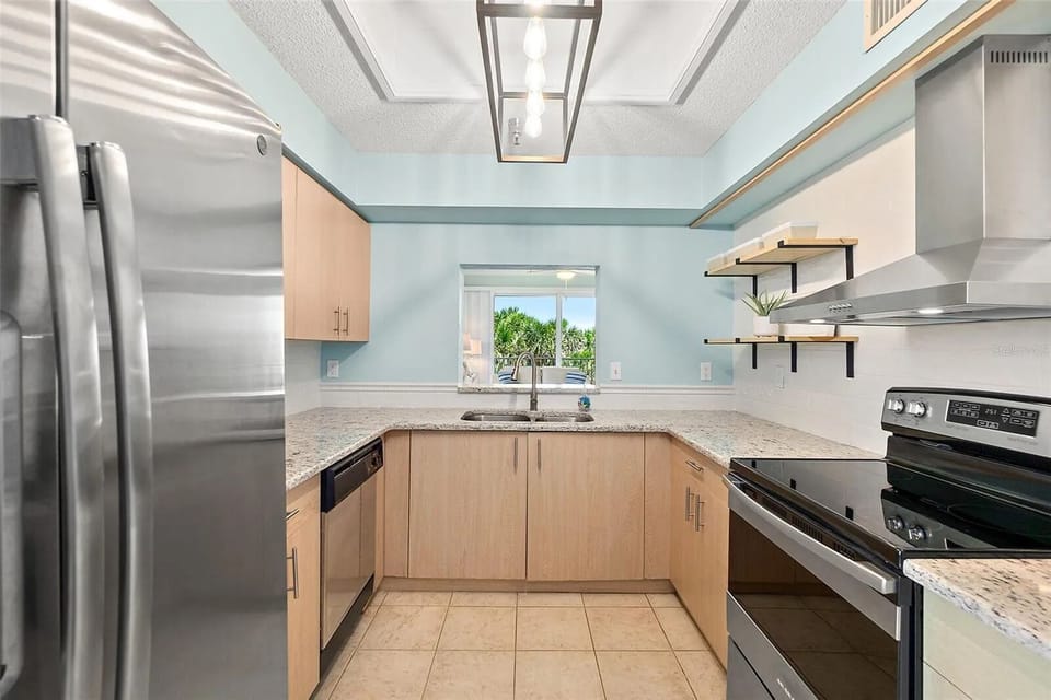 Fully stocked kitchen with dishwasher and all you need to prepare a great meal