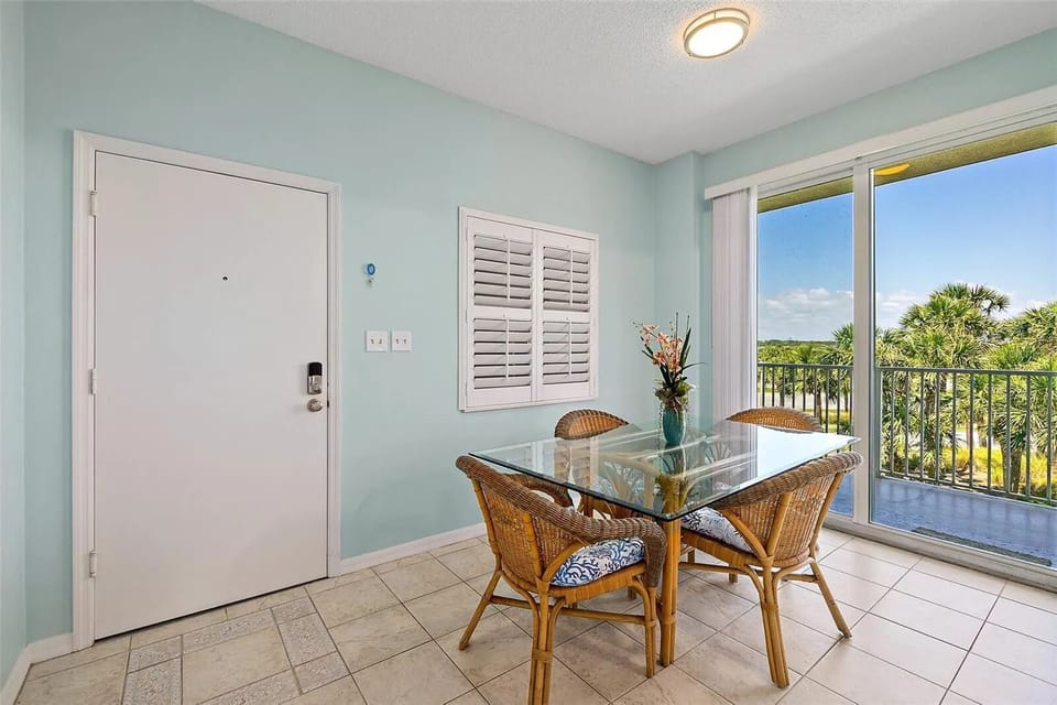 dining area for (4) / extra chairs if needed