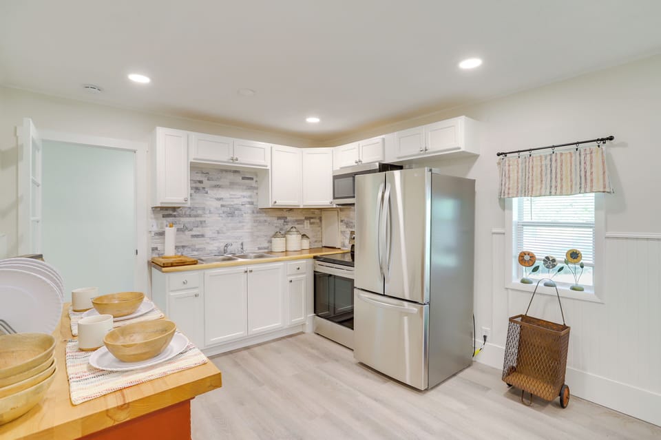 Kitchen | Single-Story Home | 5 Mi to Lake Michigan