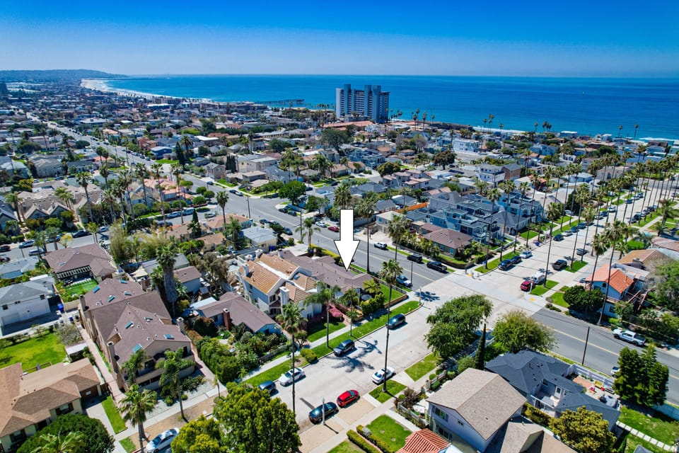 Walk to local dining, cyrstal pier, & shops in Pacific Beach