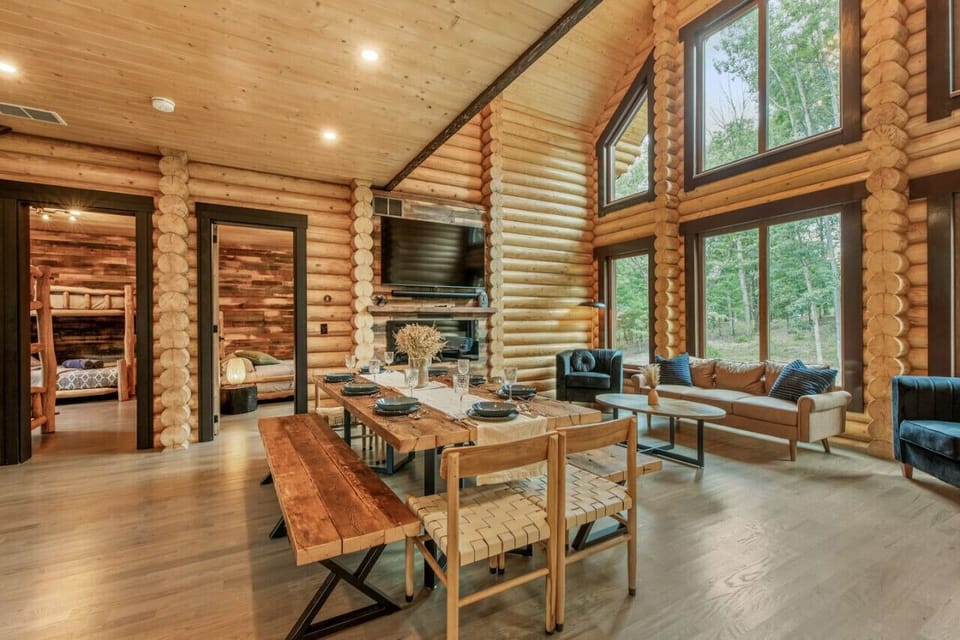 Open, airy living space with a generous table—ideal for family dinners and group activities.