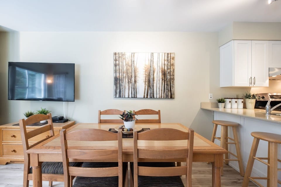 Dining area: Breakfast bar