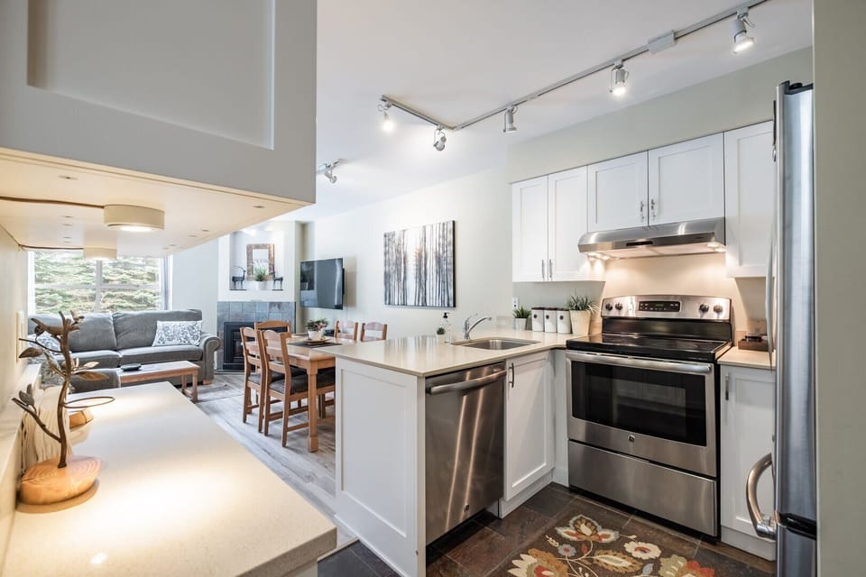 Full kitchen: Stainless steel appliances