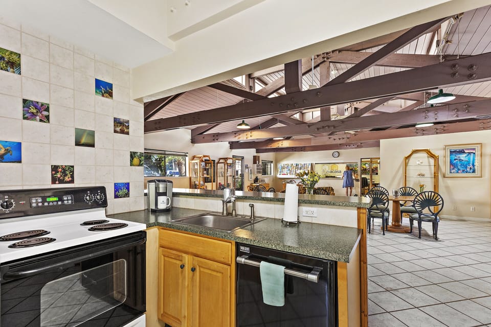 Communal area with a fully equipped kitchen