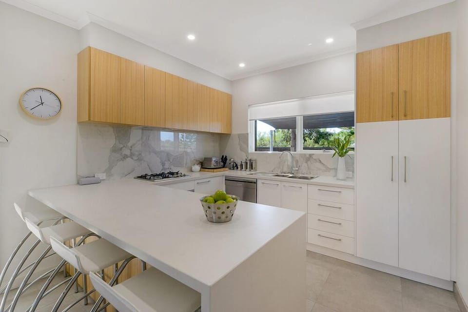 Kitchen - full kitchen with breakfast bar
