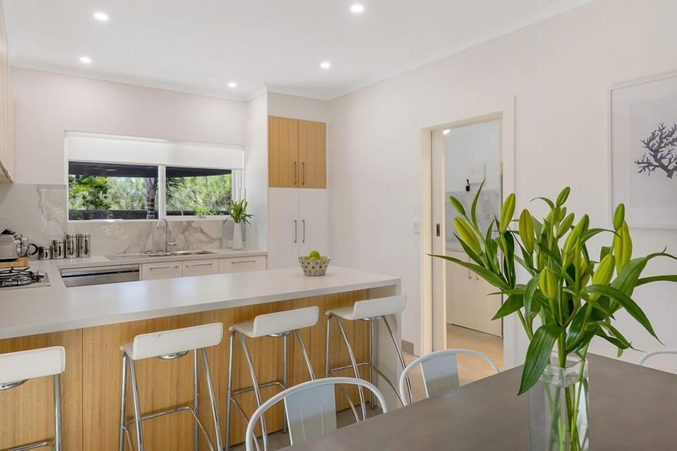Elite Accommodation, Adelaide, West Lakes, Beach house, pet friendly, car park, free WiFi, BBQ