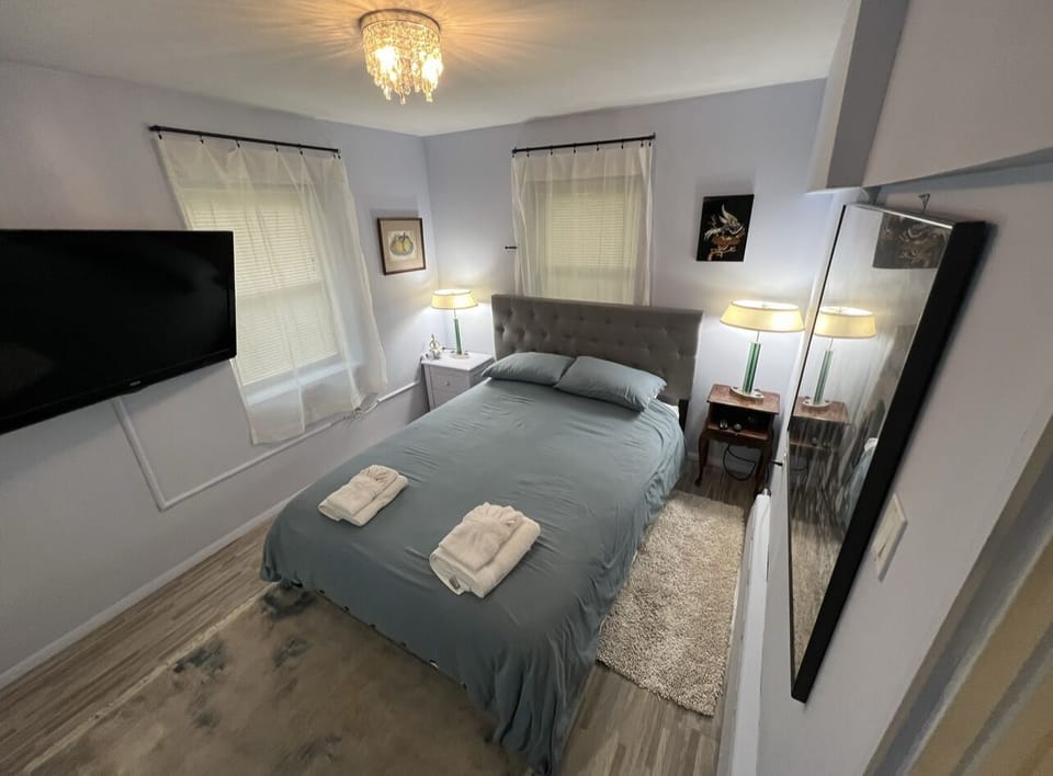 Private bedroom with 2 steps 