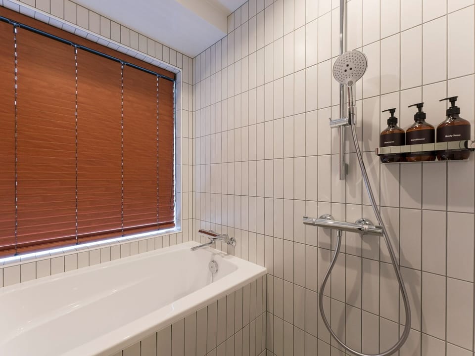 [Twin room with bathtub] Bathroom (with bathtub and shower) *This is not a hot spring