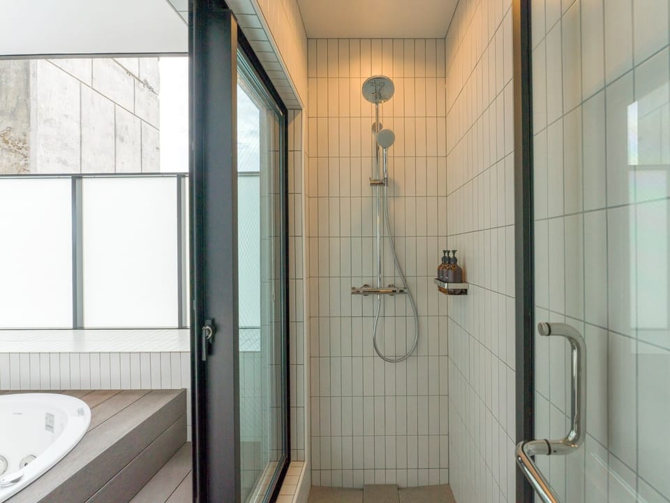 [91 (Suite Room)] Shower booth