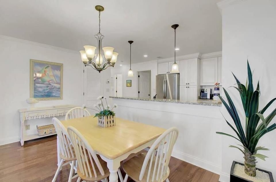 Dining Area, 104 Summer House