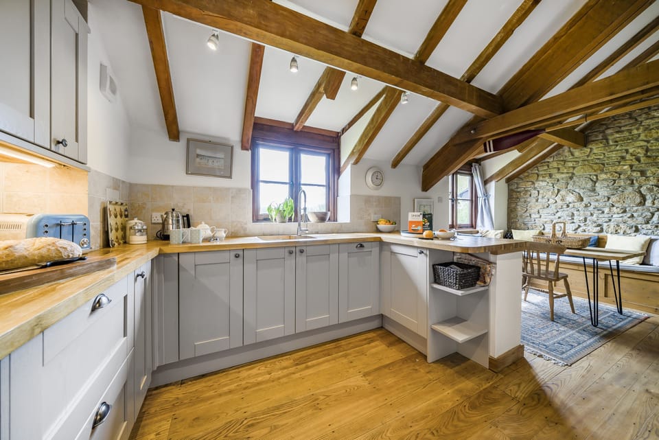 The Old Piggeries, Burton Bradstock: Well-equipped kitchen with informal breakfast area